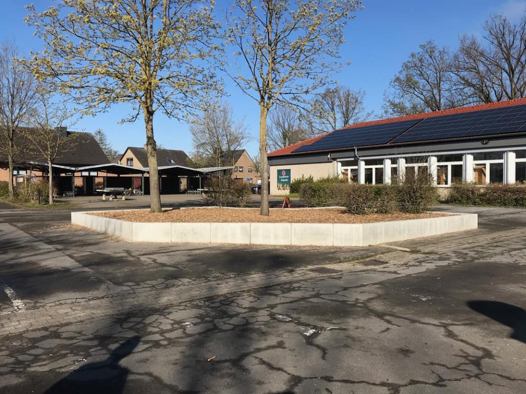 beet mit zwei gebauudeteilen